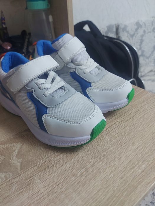 Продам новые кроссовки. Купили ,но к весне стали малы.