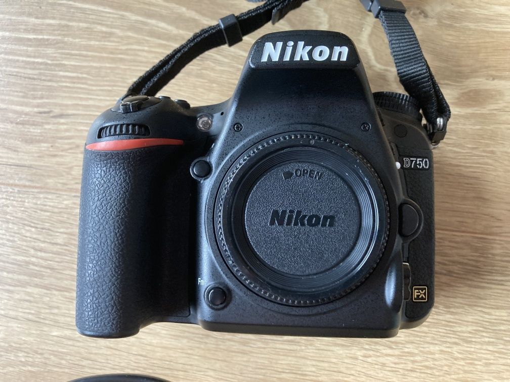 Aparat foto full-frame Nikon D750 ca nou