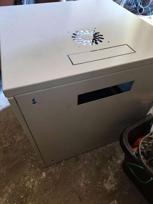 Комуникационен шкаф