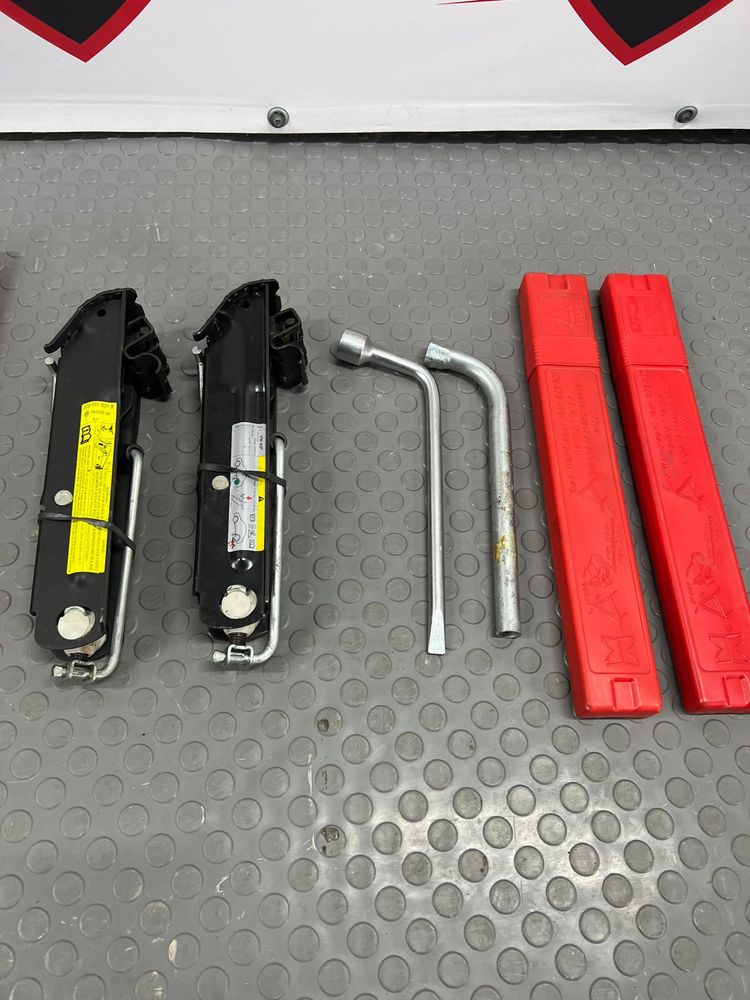 Set Triunghi+Cric+Cheie Roti+Carlig Vw Polo 6R