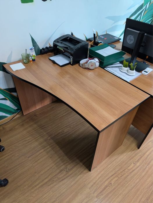 Офисный стол.