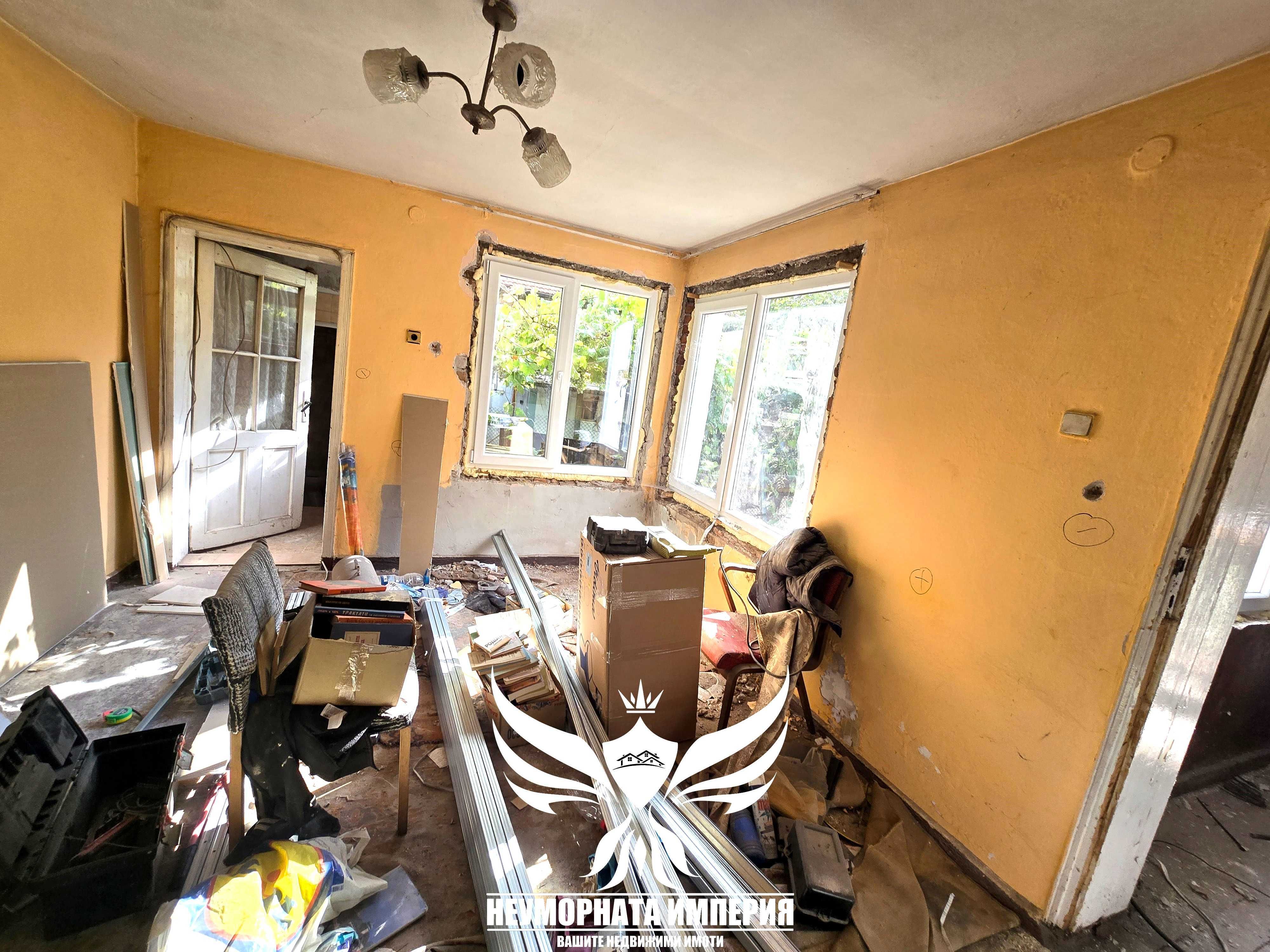 Продавам стара къща 107РЗП с двор 143кв. в гр.Асеновград широк център
