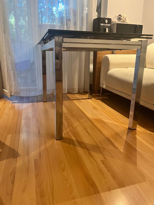 Masă extensibilă modernă din sticlă și inox