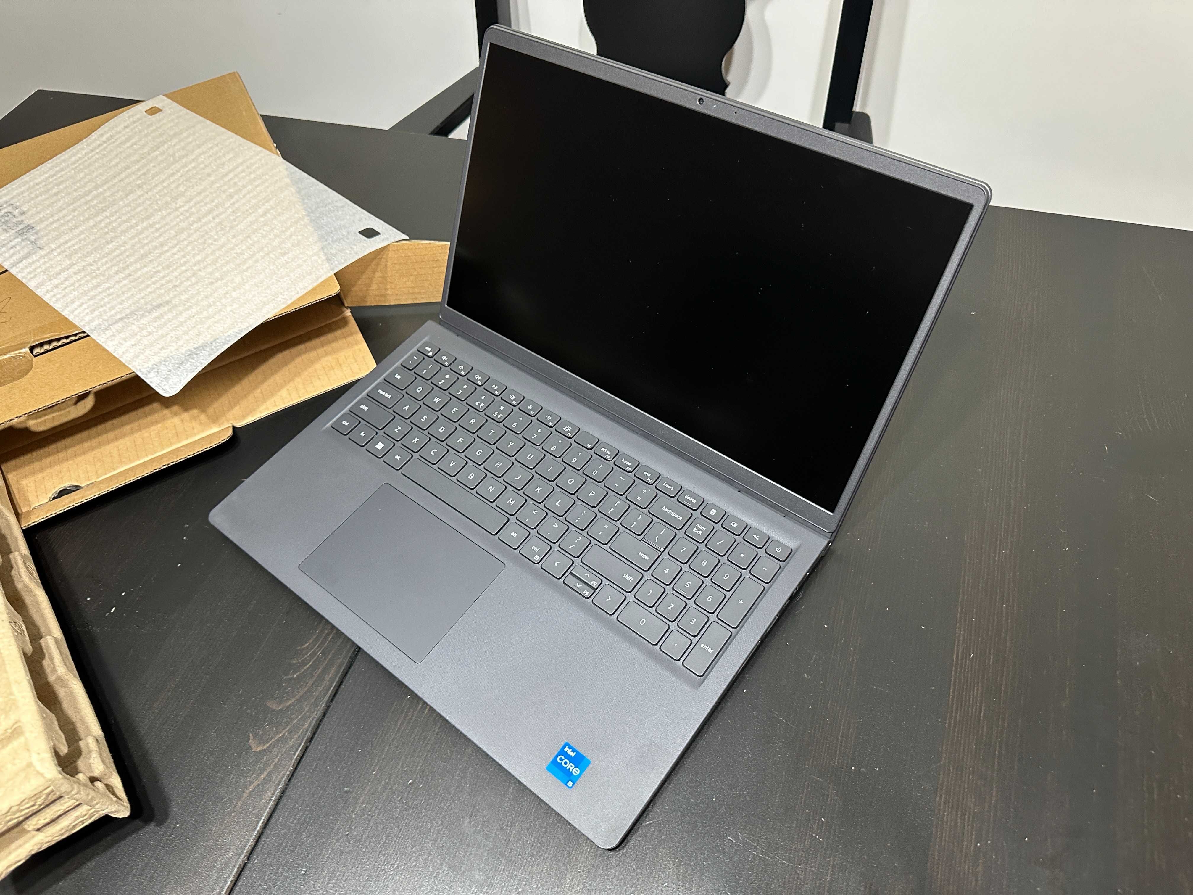 Laptop Dell Vostro 3510, NOU, diagonala 15.6" - OCAZIE