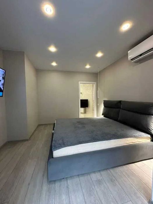 Дава се под наем Тристаен апартамент в София, Зона Б-18 - 100 кв.м за 663 € - Снимка #1