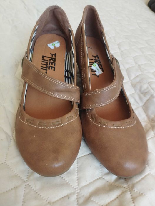 Дамски кожени обувки 37-38 (за по слаб крак)  6 лв.