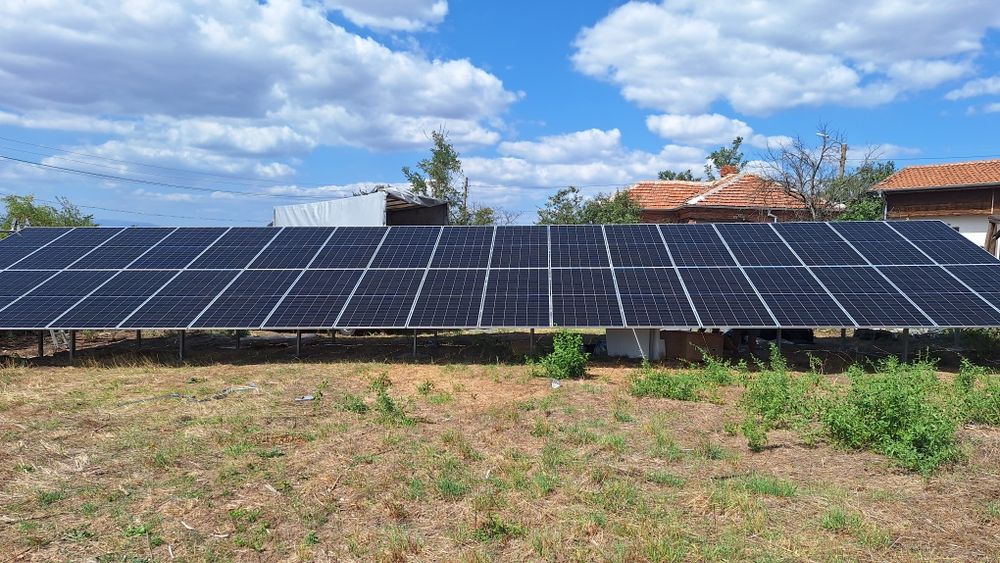 Фотоволтаична хибридна система Deye 10kw с монтаж на земя.