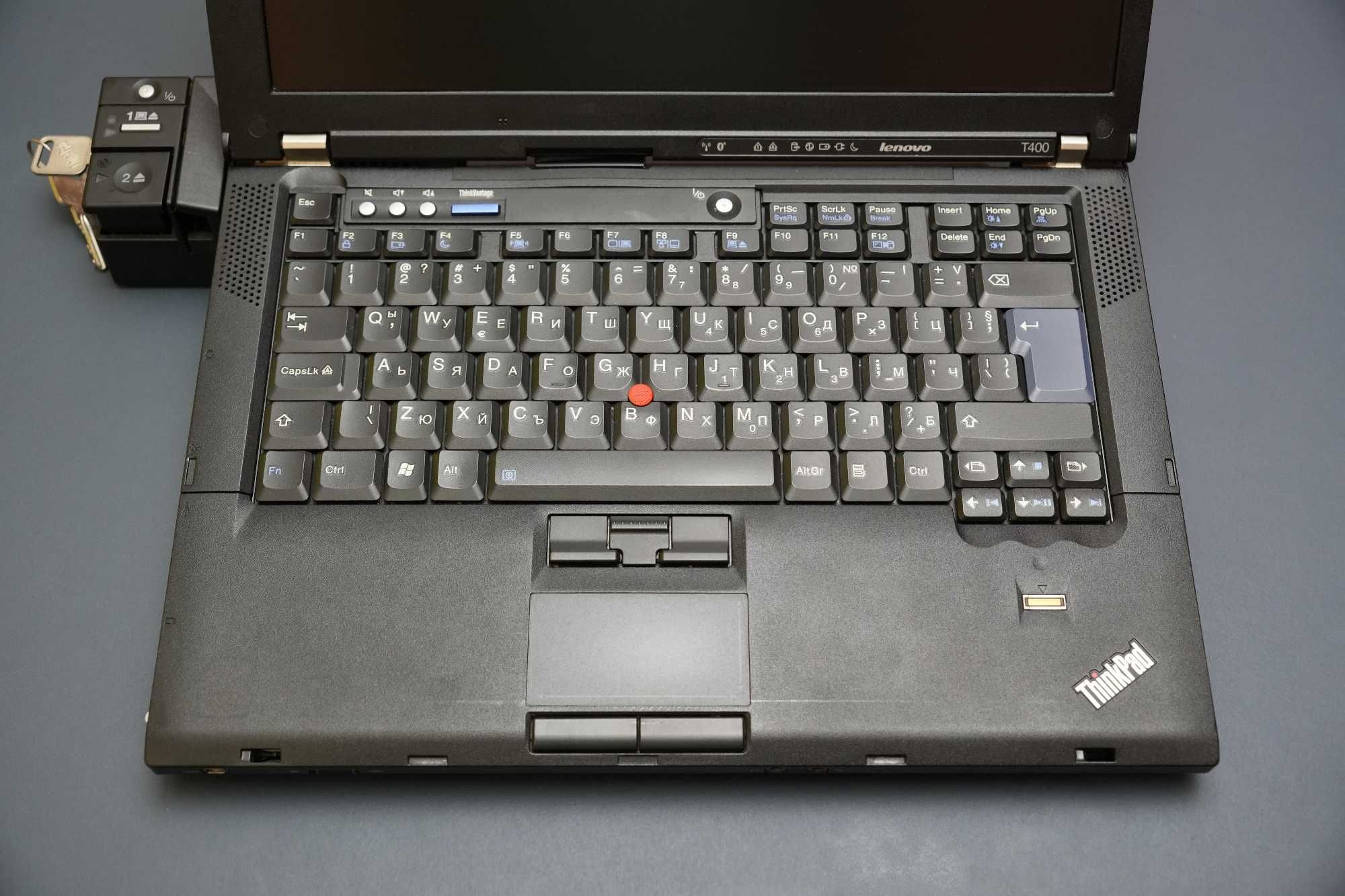 Продавам лаптоп Lenovo ThinkPad T400 с докинг станция и зарядно