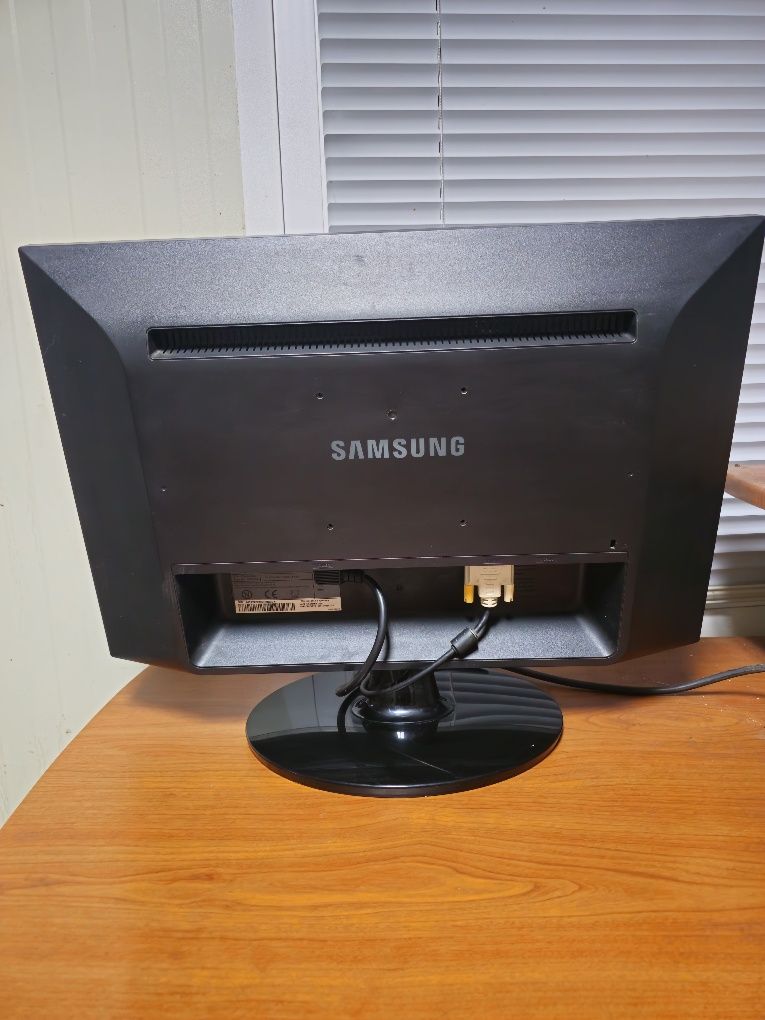 Монитор Samsung 22.5" инча