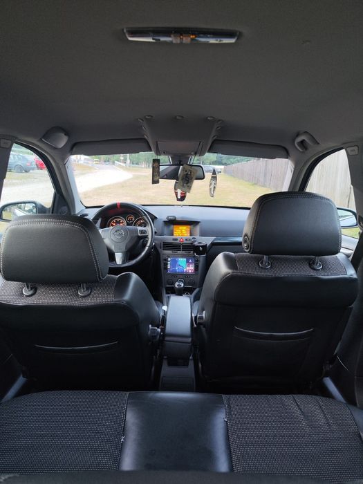 Opel Astra H
Motor 1.6 twinport 105 CP - Benzină
Transmisie manuală in