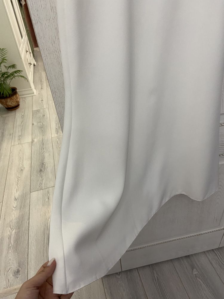 Белое,длинное платье.