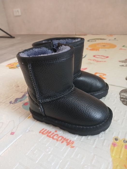 Продам детские угги 24 размер  полностью натуралка