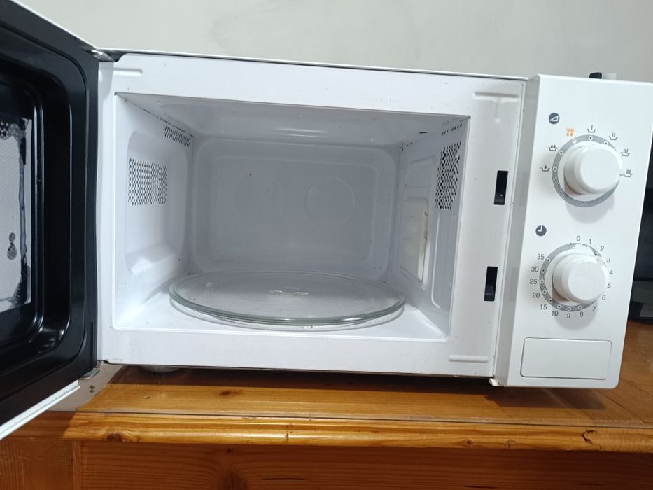 Vând cuptor cu microunde.