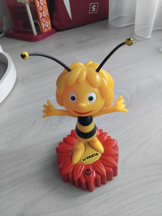 Lampa de veghe, albinuta Maya