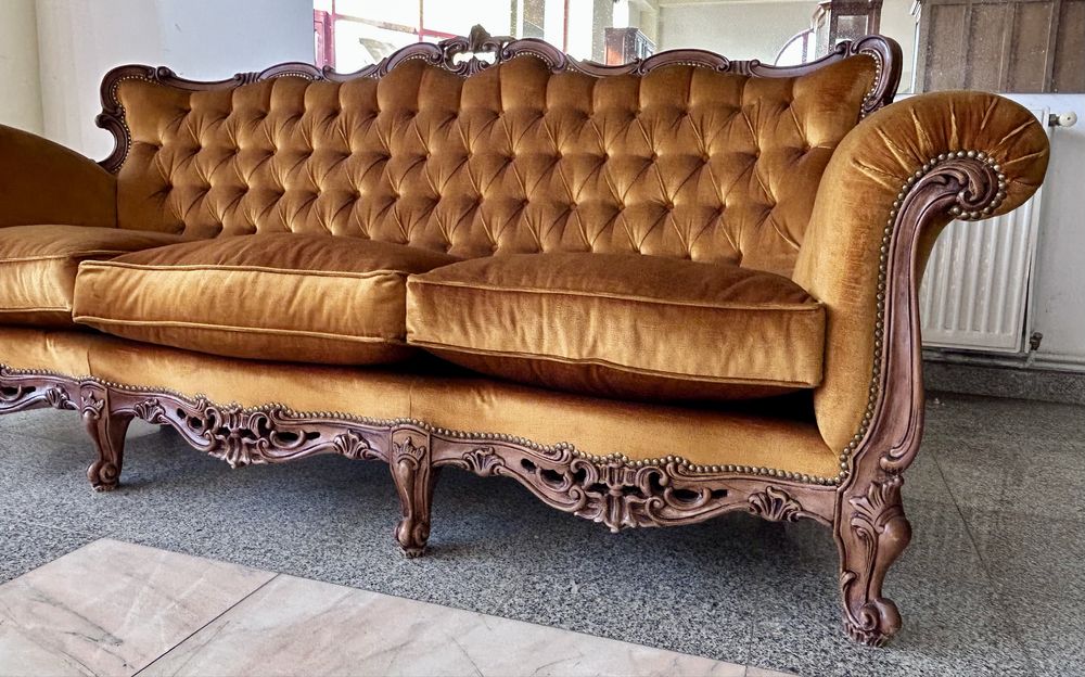 Canapea cu structura din lemn masiv de nuc