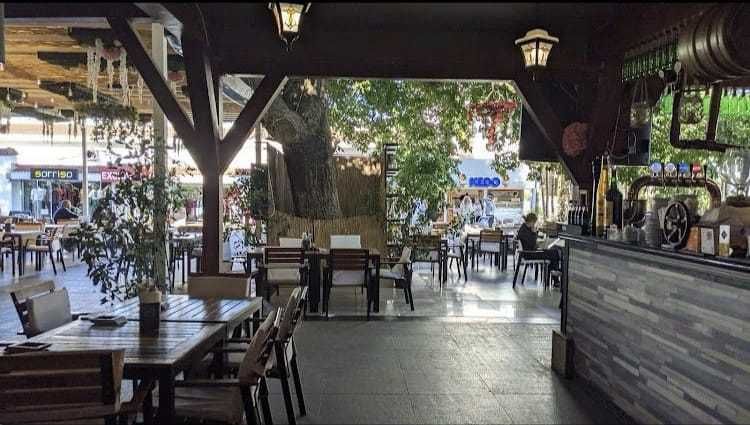 Inchiriem terasa restaurant cazino Mamaia