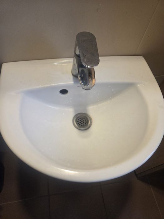 Lavoar alb baie, cu piedestal, in stare foarte buna.