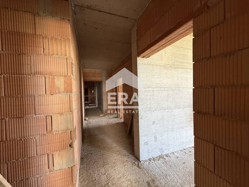 Четиристаен апартамент за продажба, с големи стаи и морска панорама, в