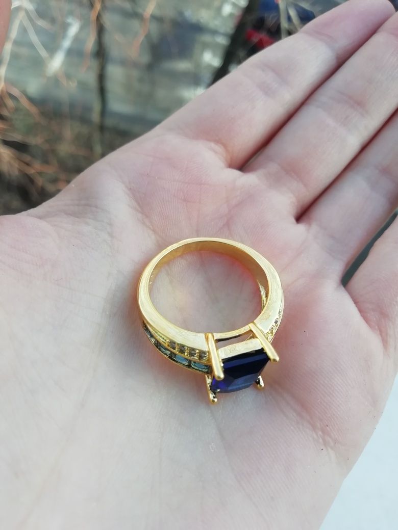 Inel auriu cu piatră albastră, mărimea/size 9 (nu e aur, nu e argint)