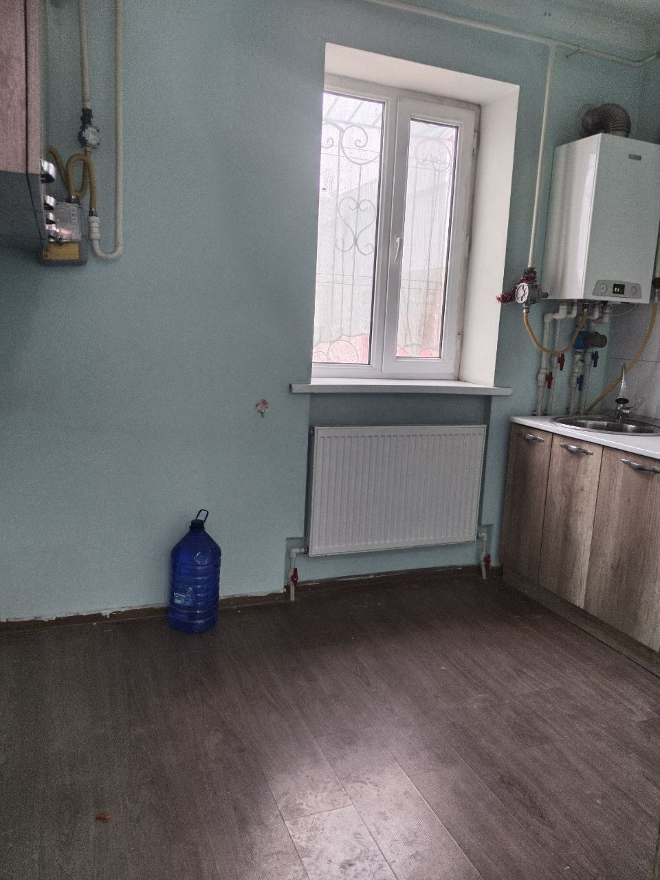 Продаётся кв-ра у дороги, 1 этаж в Янгихаёт р-н возле 3 станции метро