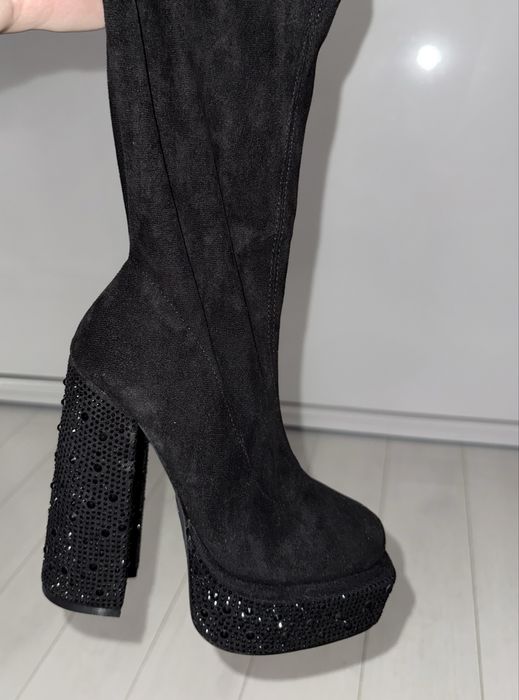 Черни велурени ботуши на ток