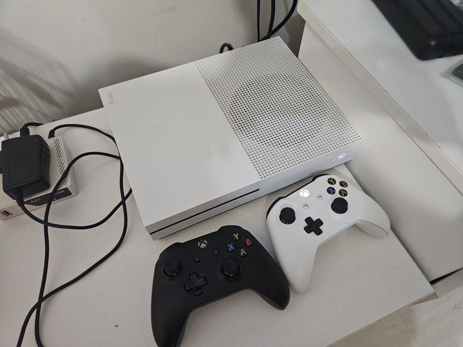 Xbox one s. Память 1tb. 2 джойстика