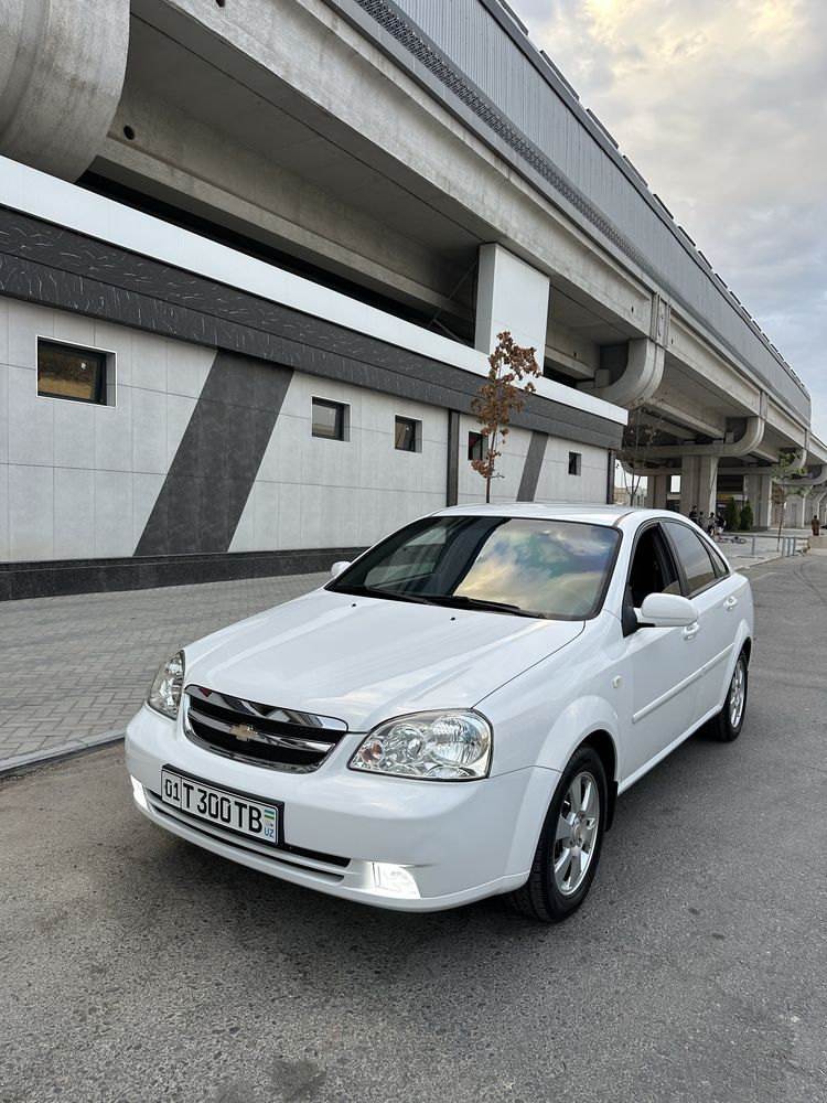 Lacetti 1.8 sotiladi srochna