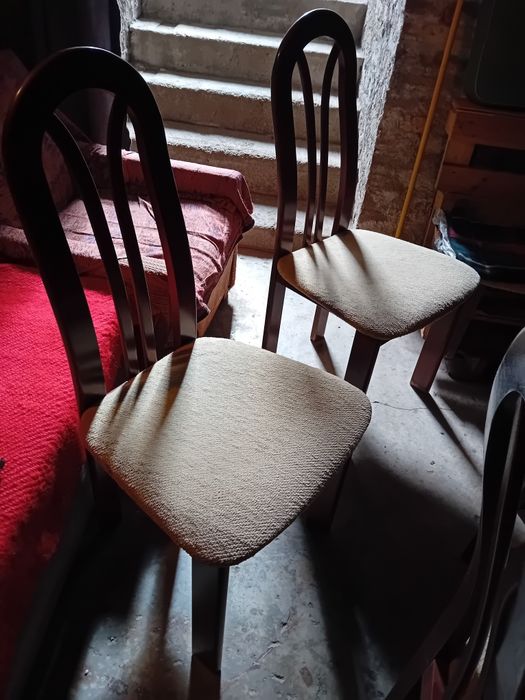 4 scaune din lemn tapițate.