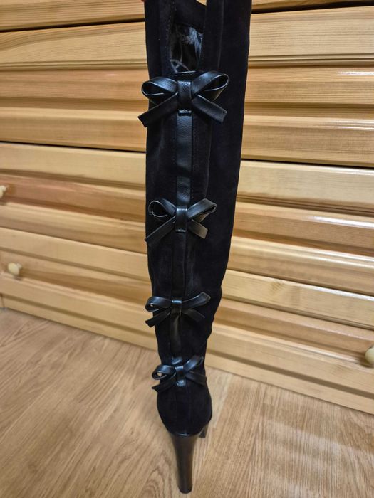 Стилни велурени чизми с кожени панделки