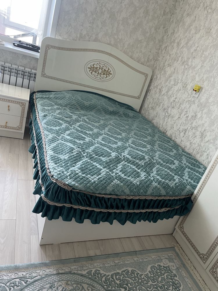 Кровать с матрасом