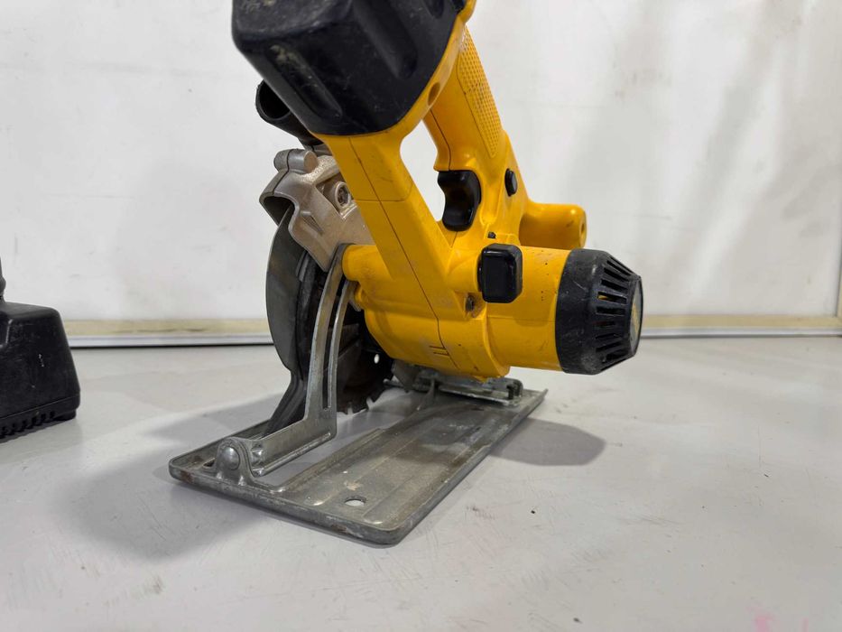 Ръчен циркуляр - Dewalt 14.4 V / 136 мм