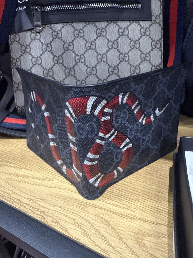 Продавам Кожен партфеил на GUCCI  и Goyard
