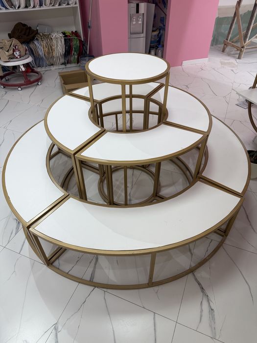 Продается стеллаж круг, трёх ярусовый