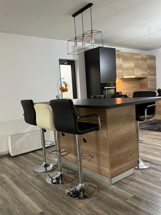 Insula bucătărie + 7 scaune de bar