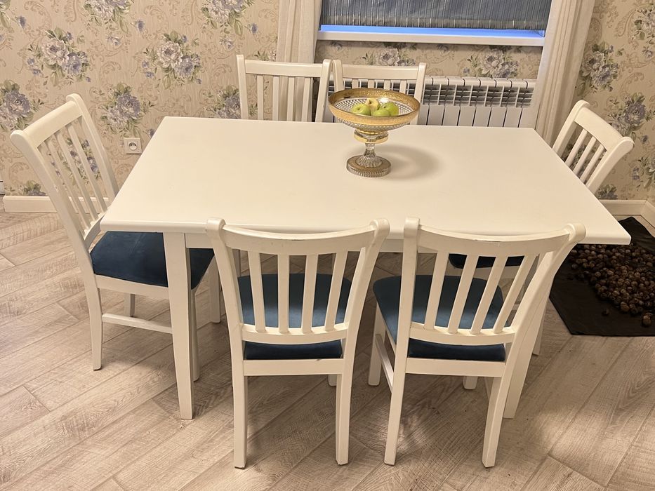 Продается комплект кухонный стол и 6 стульев