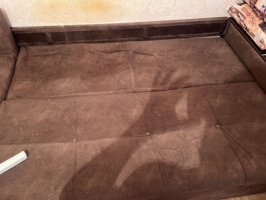 Продам угловой диван со столиком