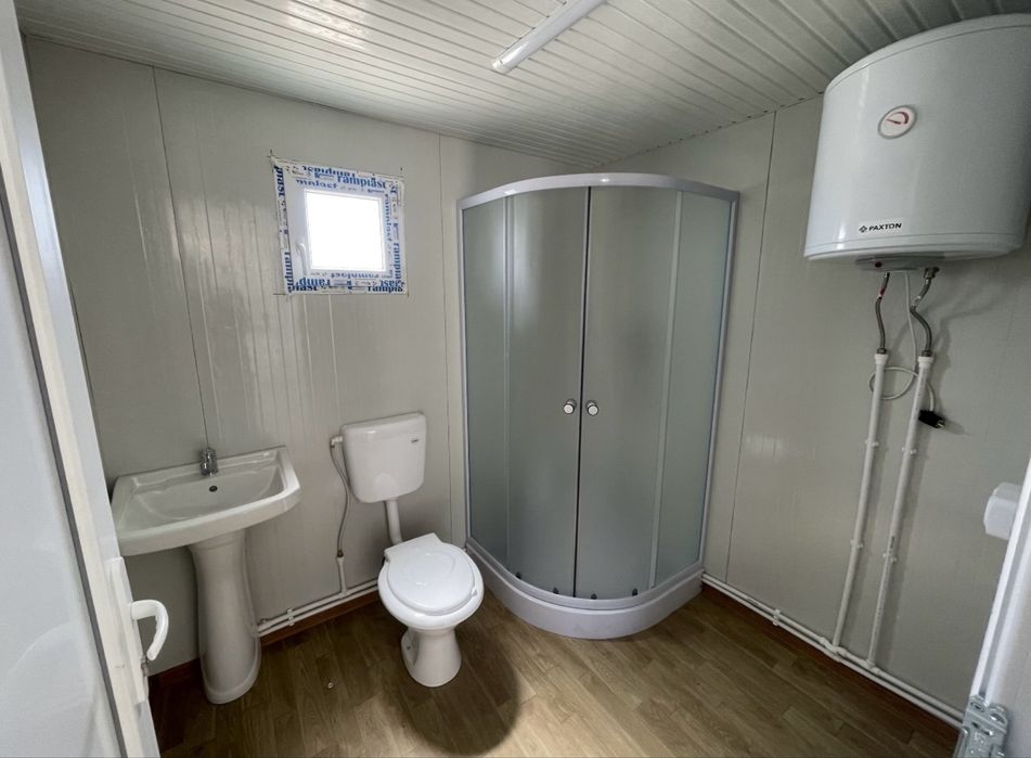 Vand containere modulare 2,4 x 6 m de locuit dotate cu grup sanitar
