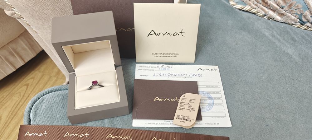 Кольцо из белого золота с бриллиантами и рубином