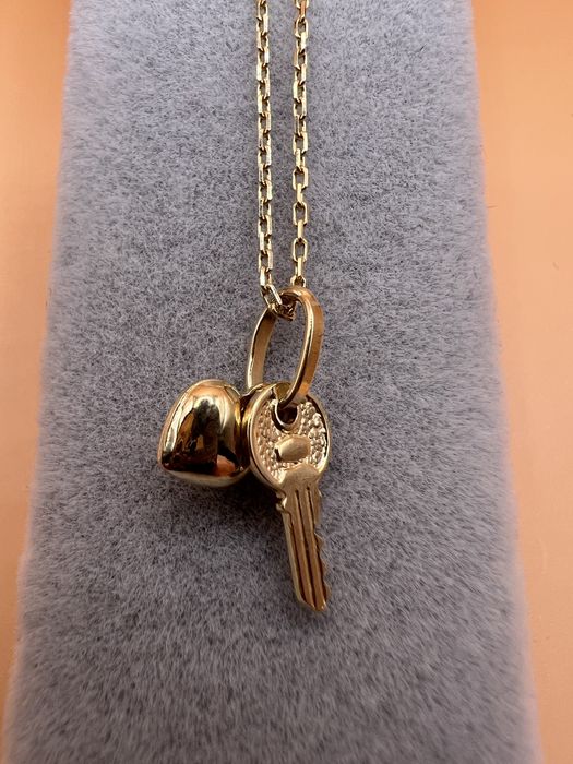 Продам золотой кулон.