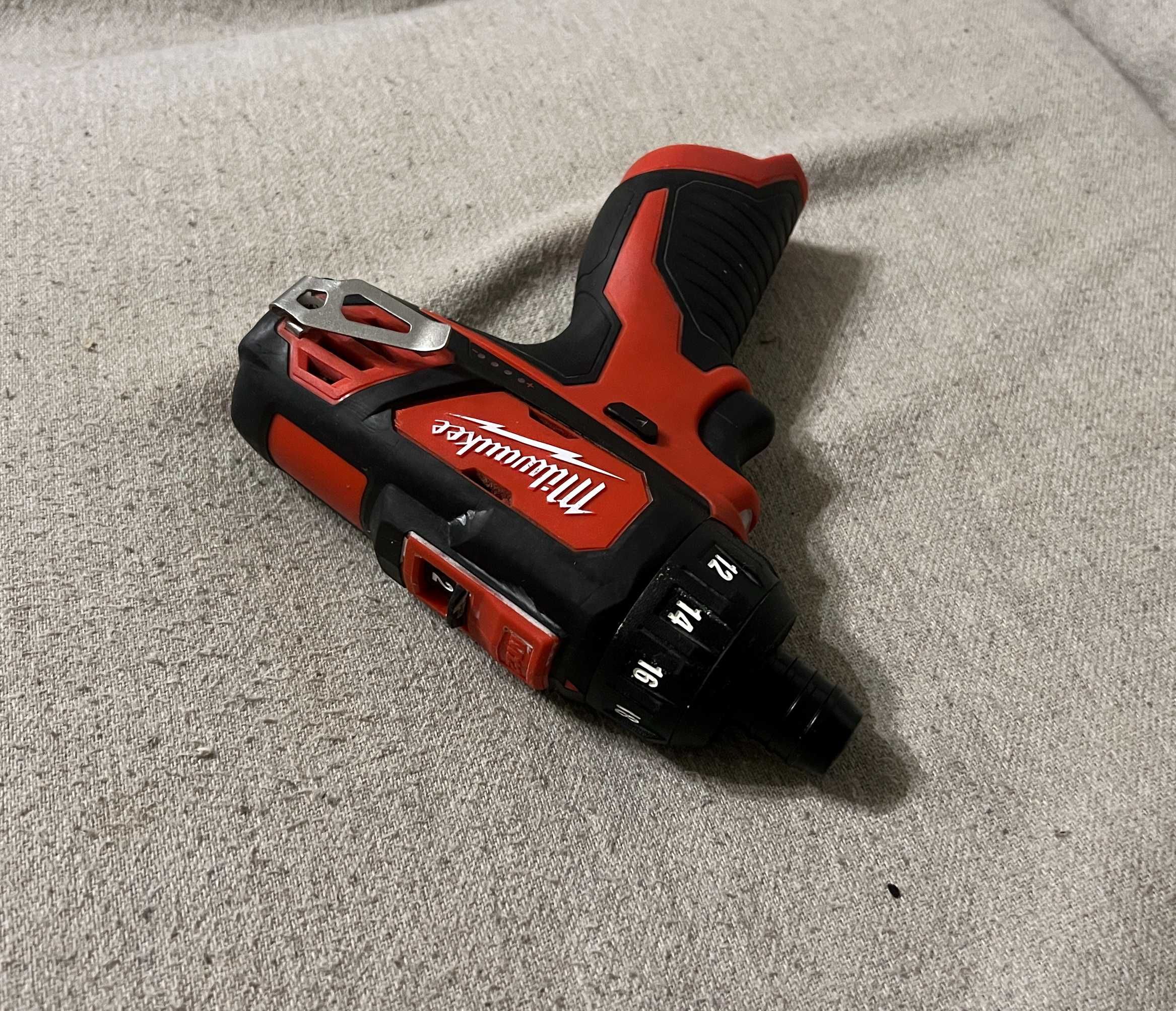 Masina de insurubat compacta Milwaukee M12 BD pe 12V 30 Nm - corp