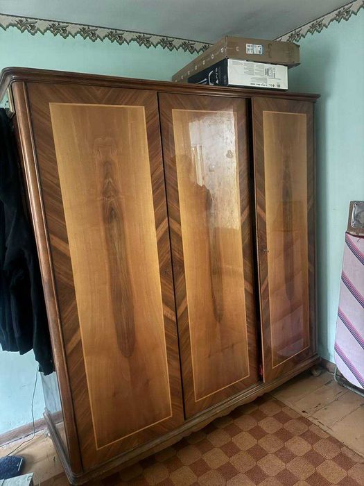 Советский деревянный вещевой шкаф