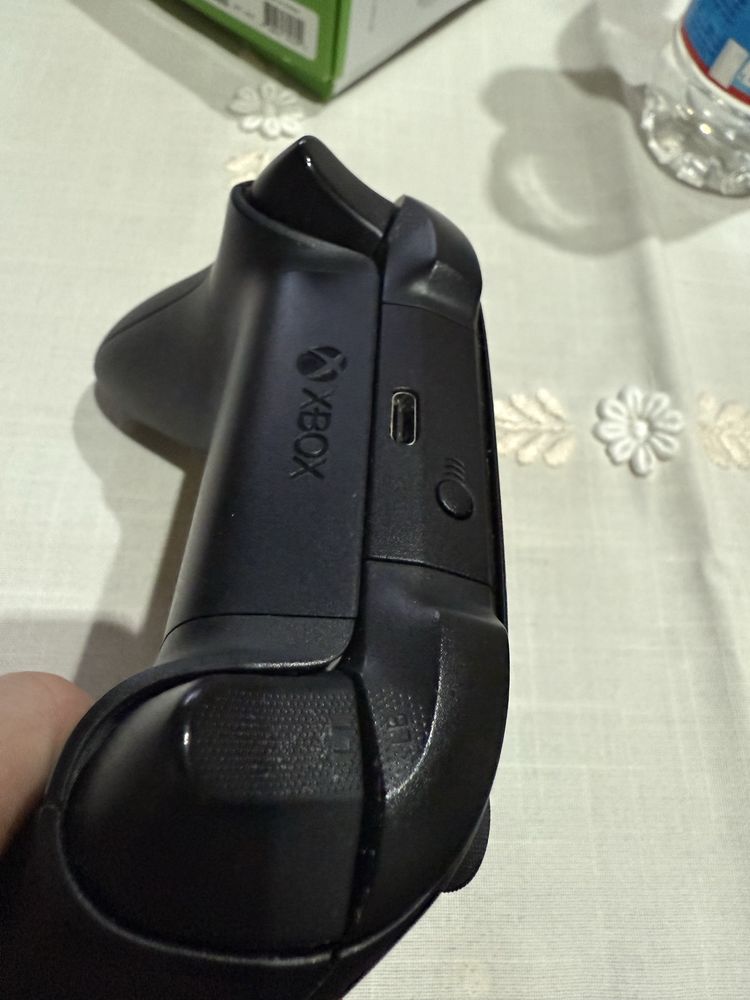 Xbox контролер с usb c кабел