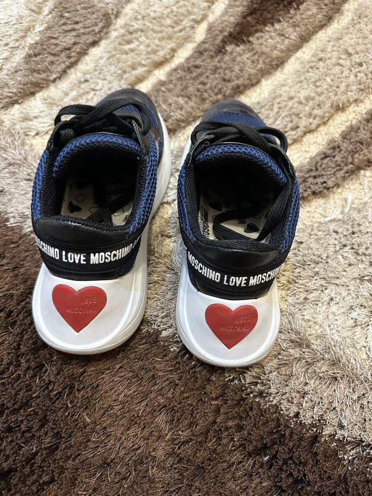 сникърси love moschino