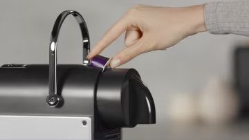 кофемашинка Pixie titan от бренда Nespresso