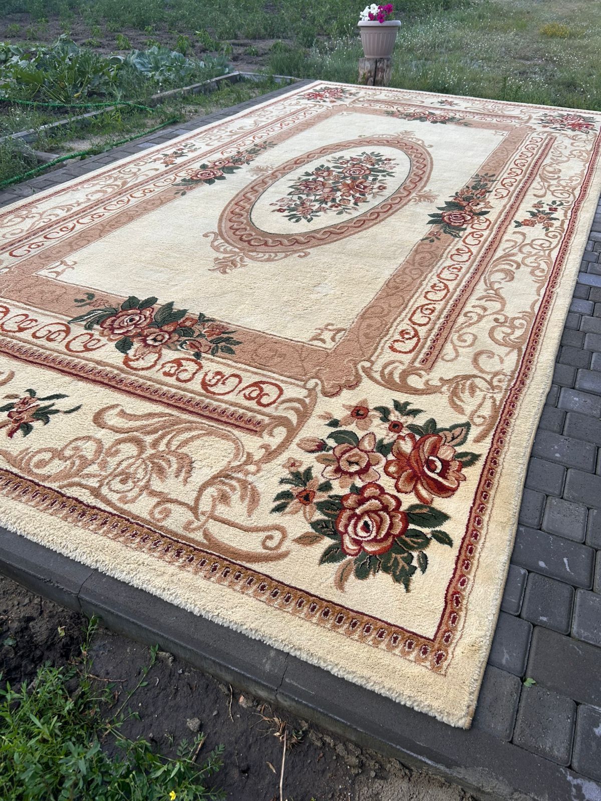 Продам ковёр 5х2.5 метра.