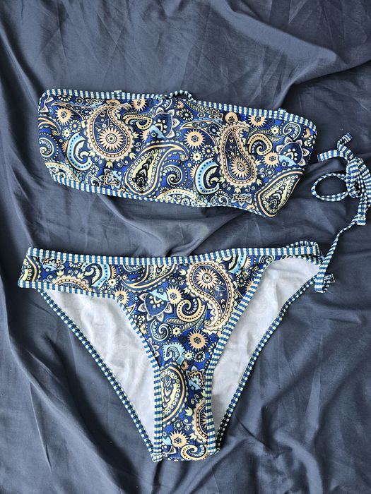 Costum de baie nou, L