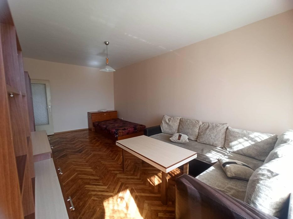 Тристаен апартамент в кв. Христо Смирненски