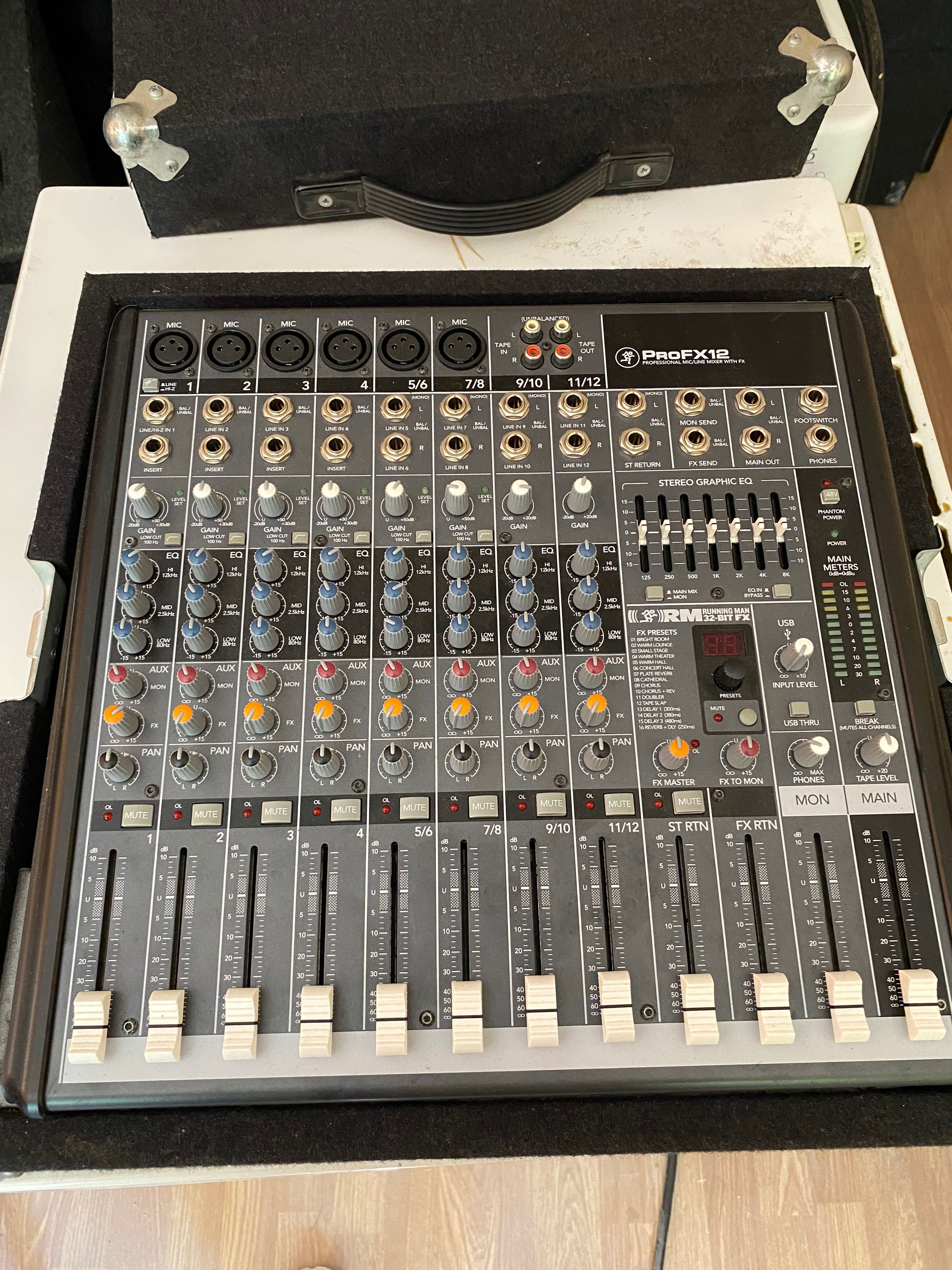 Продавам пулт Mackie profx12