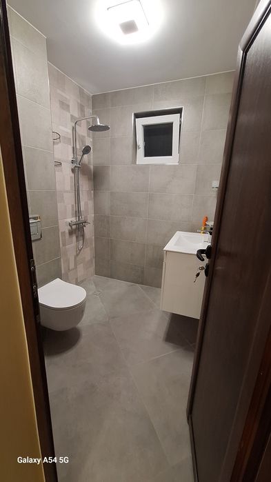 Чисто нов тристаен под наем за първи наематели.