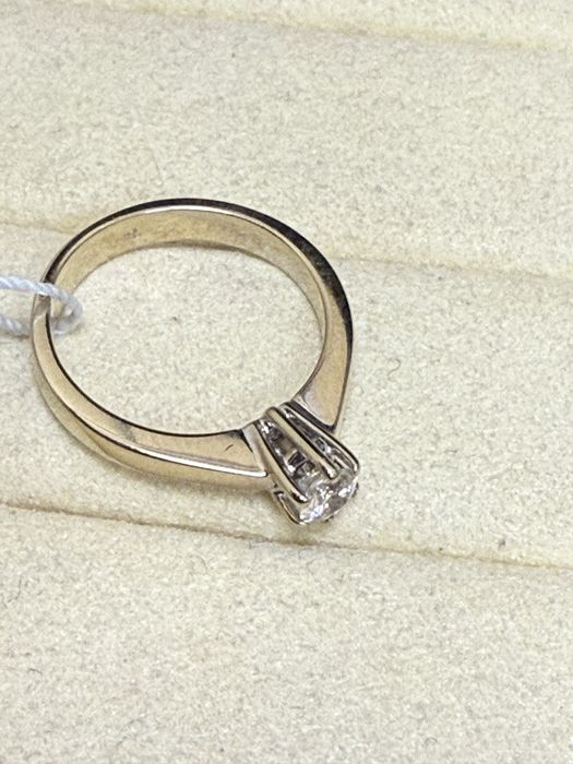 Кольцо с бриллиантом